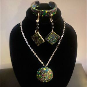 Necklace w/pendant, earrings and bracelet set